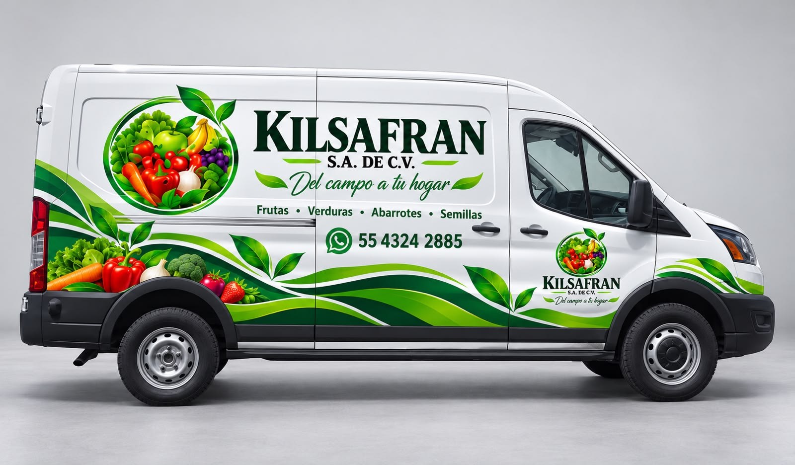 Camioneta blanca de Kilsafran con el logotipo, el lema Del campo a tu hogar y los productos: frutas, verduras, abarrotes y semillas