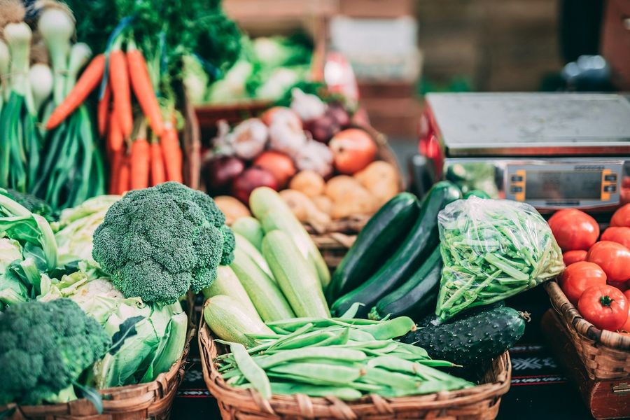 Brócoli, pepinos, zanahorias y jitomates en canastas