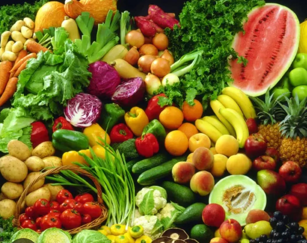 Surtido de frutas y verduras frescas: sandía, piña, plátano, pimientos, naranjas, jitomates y hortalizas